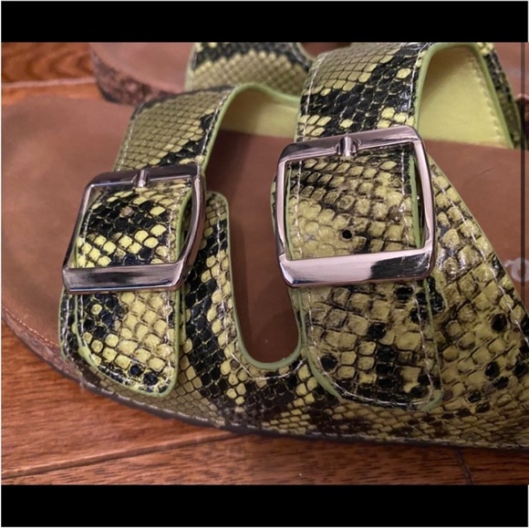 Green snake print slides - Picture 2 of 5